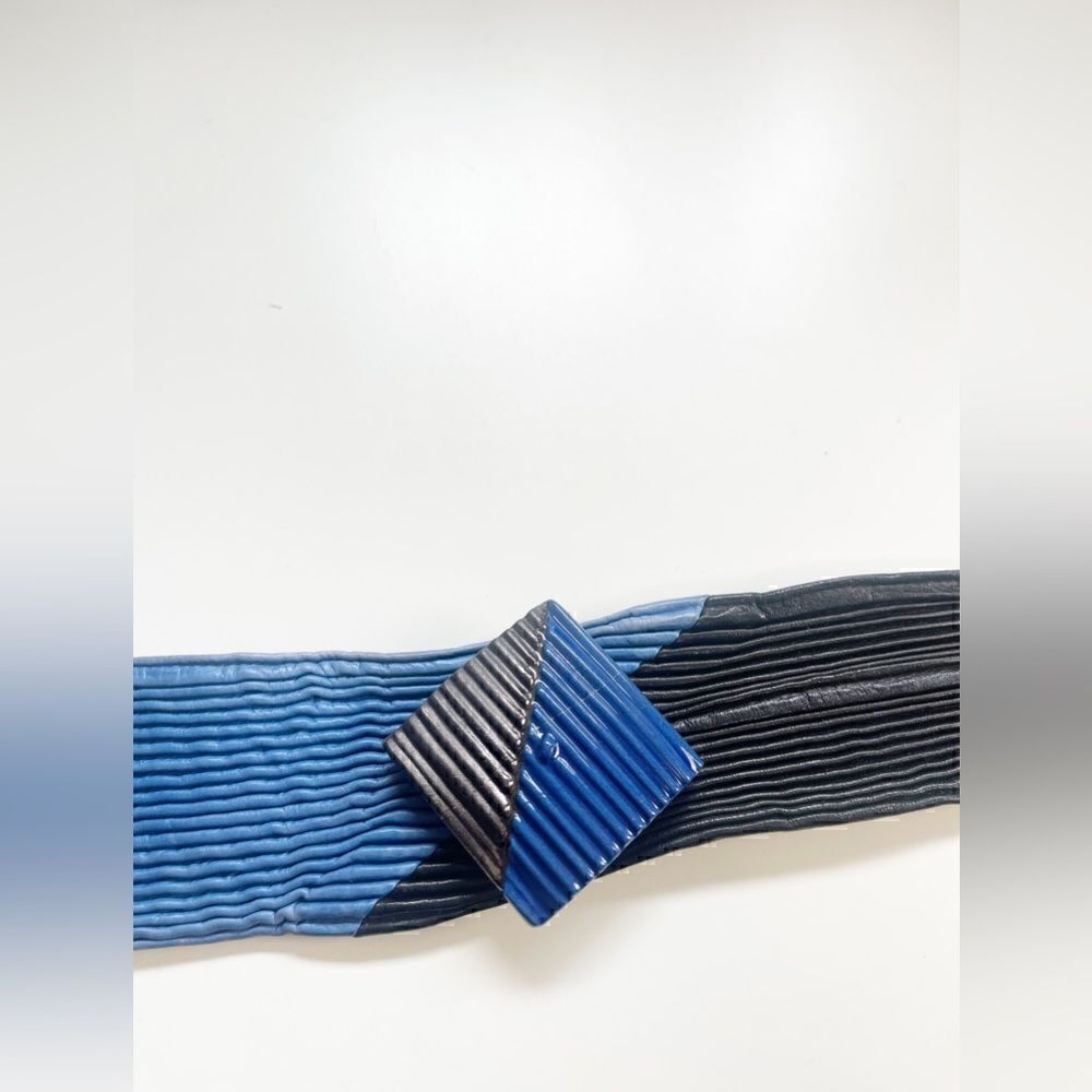 Vintage 80’s belt in black leather with blue detail. - Picture 2 of 4